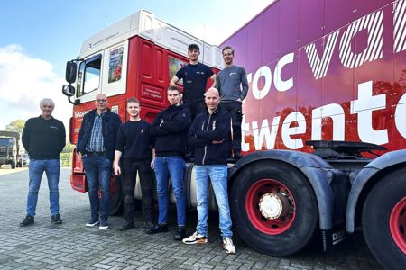 Zukünftige Lkw-Techniker arbeiten mit gesponsertem Wagenborg-Lkw