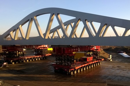 Brücke in Naumburg durch Wagenborg montiert